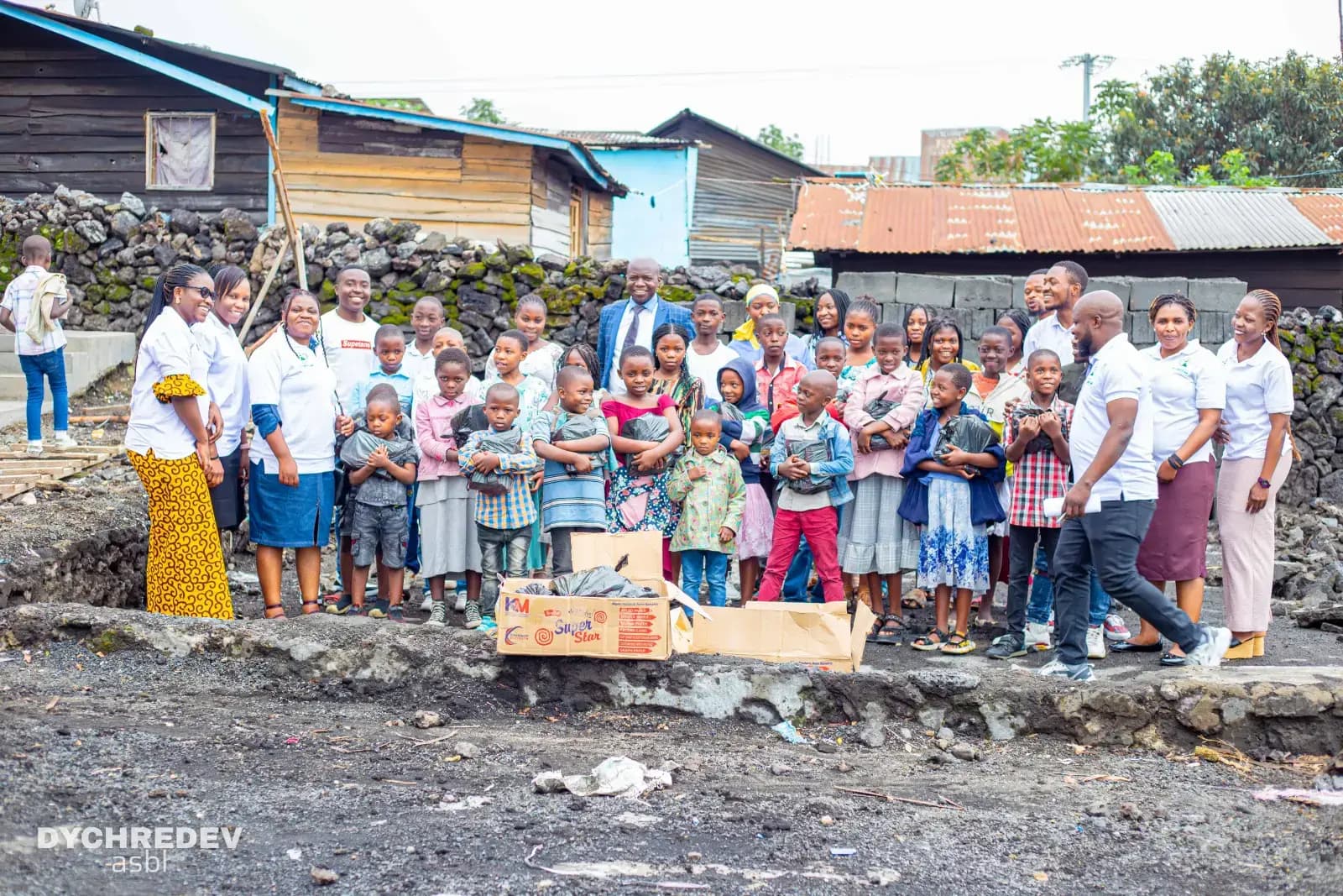 Distribution de kits aux enfants orphelins